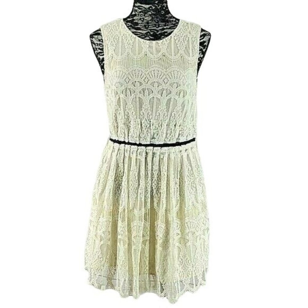 Everly Women's Creme Lace Layered Sleeveless Dress Size Medium